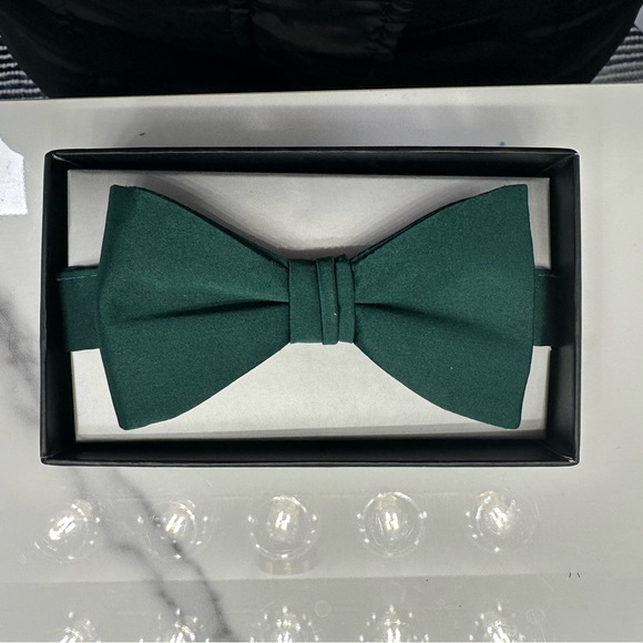 NWT emerald/hunter green bow ties - Picture 2 of 4